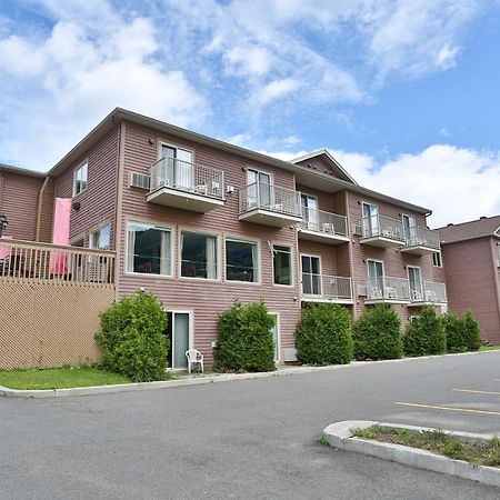Hotel Le Versailles Saint-Sauveur-des-Monts Екстериор снимка