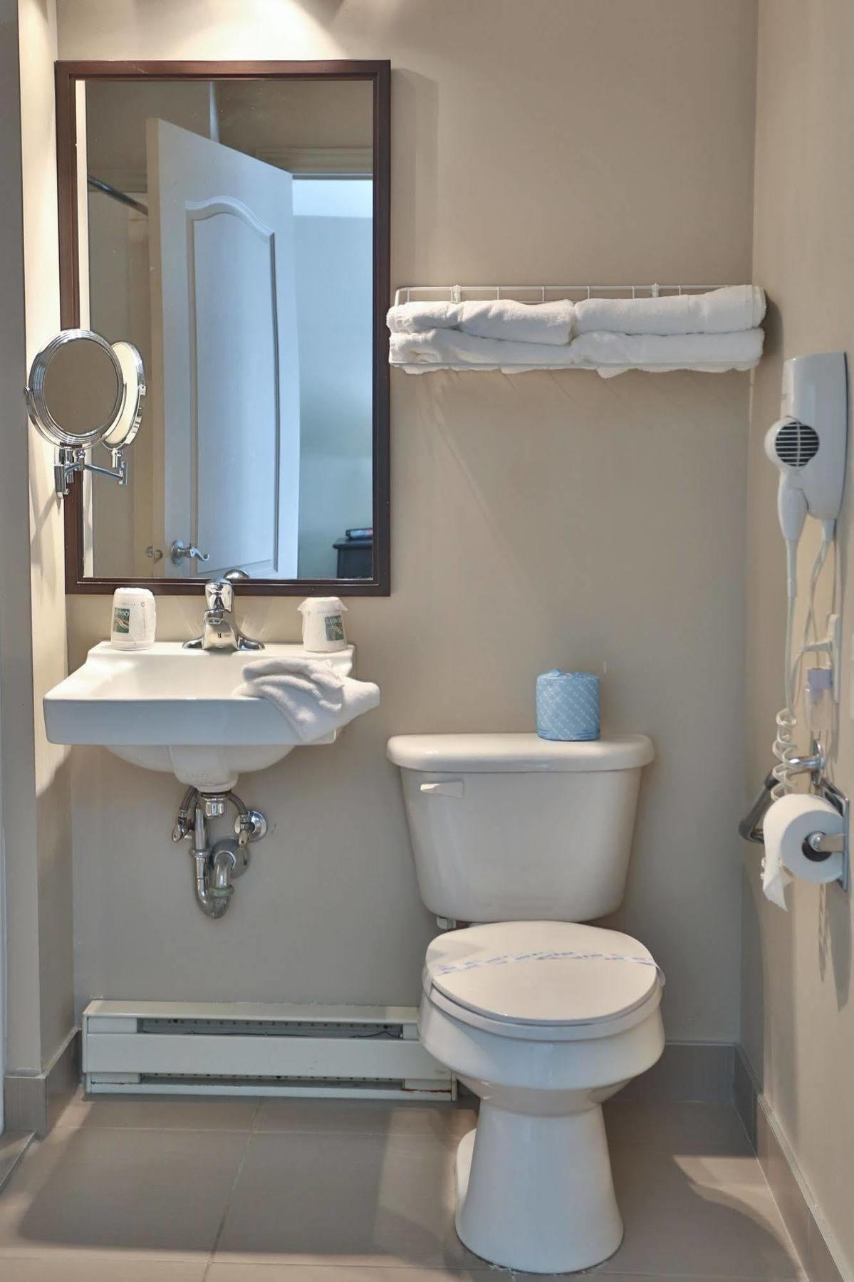 Hotel Le Versailles Saint-Sauveur-des-Monts Екстериор снимка