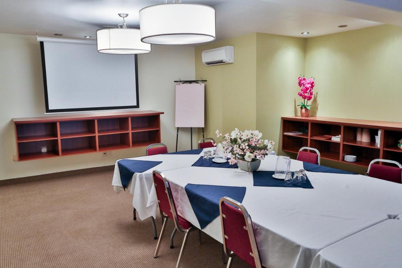 Hotel Le Versailles Saint-Sauveur-des-Monts Бизнес снимка
