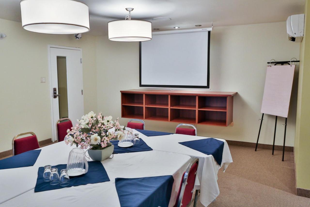 Hotel Le Versailles Saint-Sauveur-des-Monts Екстериор снимка